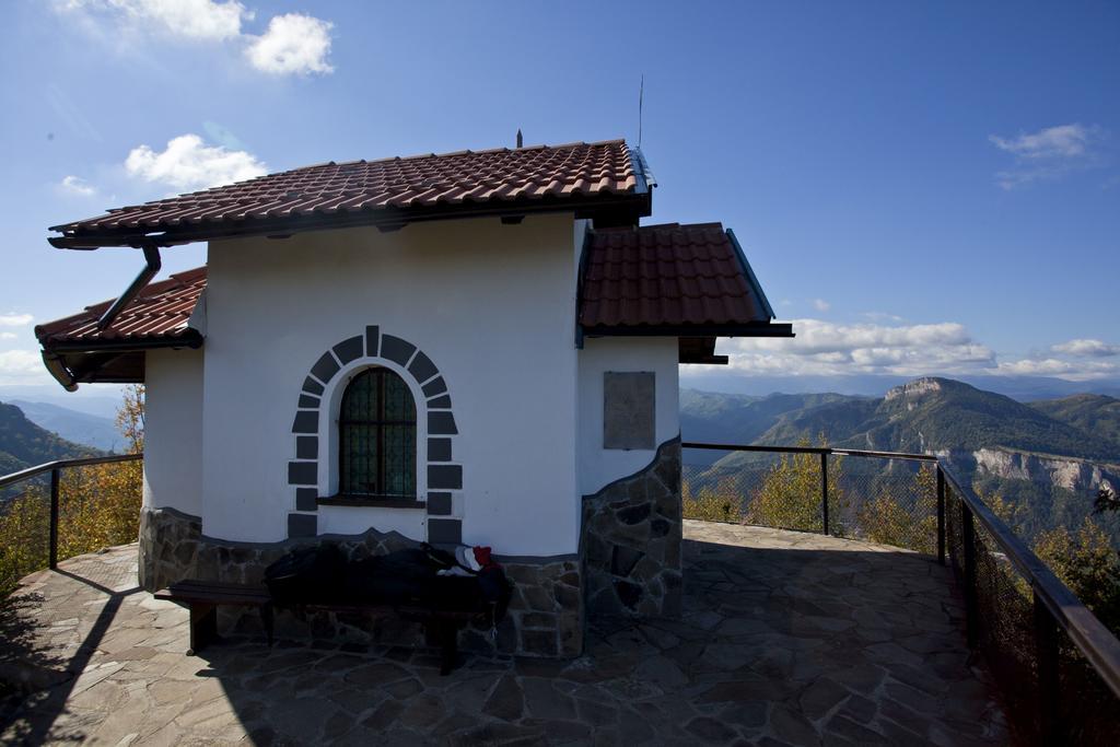 Family Hotel Teteven Exterior foto