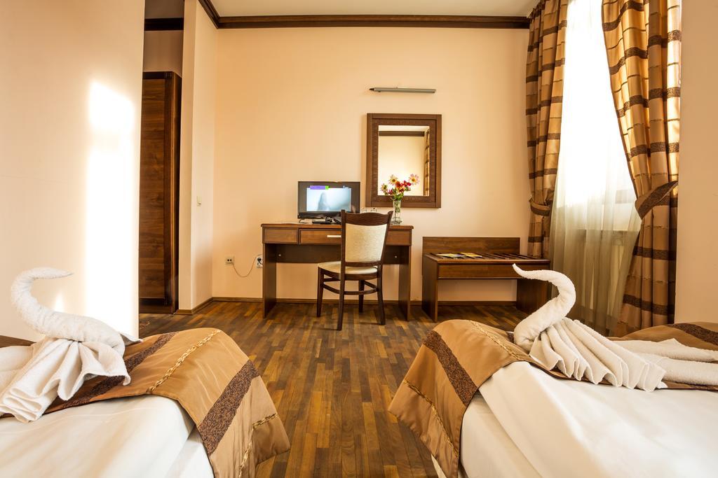 Family Hotel Teteven Exterior foto