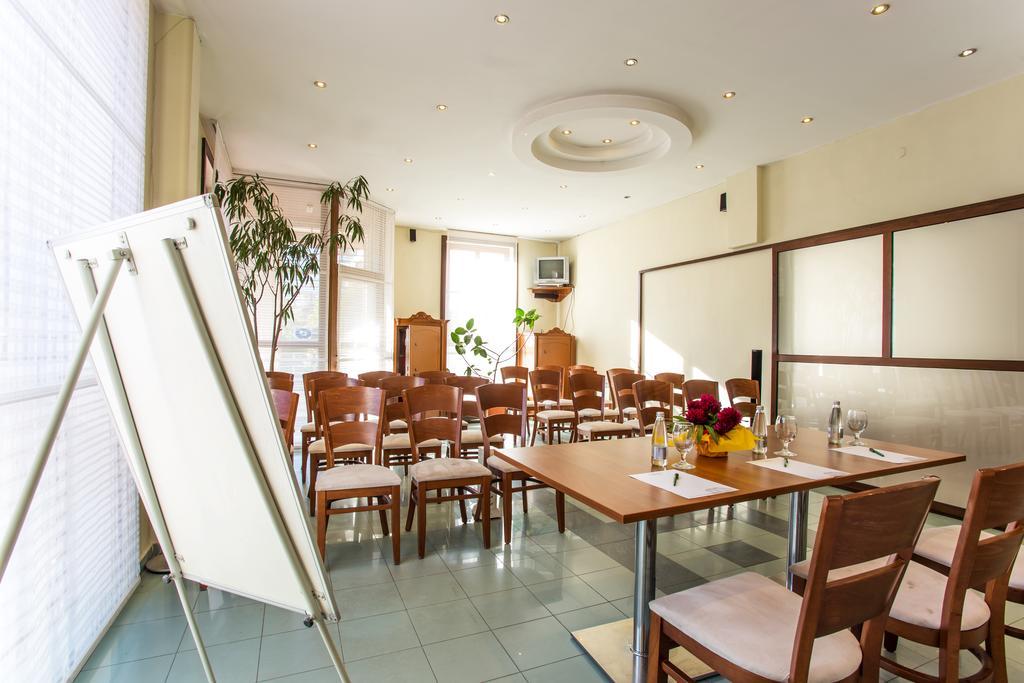 Family Hotel Teteven Exterior foto