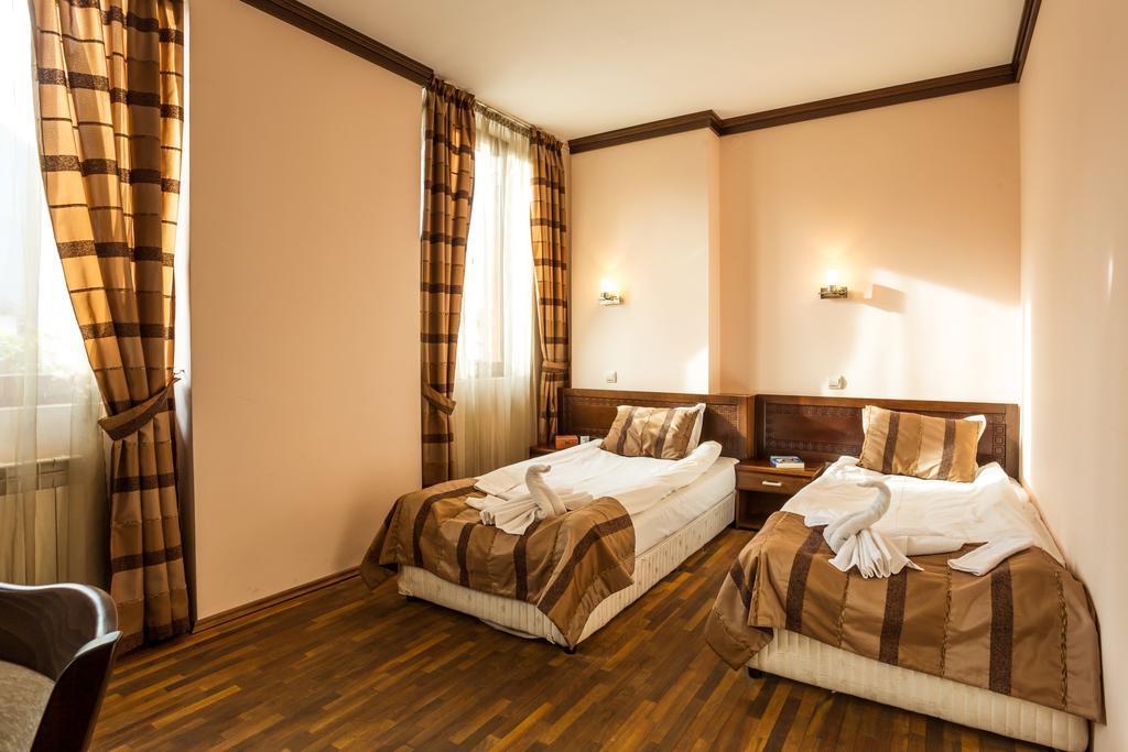 Family Hotel Teteven Exterior foto